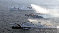 韓国沖の黄海（Yellow Sea）で21日、違法操業中に韓国海洋警察庁による取り締まりを受けた中国漁船12隻が、船体を互いにロープで縛ってひとかたまりの大船団を作り上げ、逃走を図った。黄海の韓国の排他的経済水域（EEZ）では中国漁船による密漁が常態化しており、海洋警察庁によると過去1年に332隻を拿捕したという（2010年12月21日撮影）。(c)AFP/PARK YOUNG-CHUL