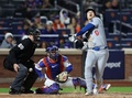 24MLB、ナ・リーグ優勝決定シリーズ（7回戦制）、ニューヨーク・メッツ対ロサンゼルス・ドジャース。自打球に顔をゆがめるロサンゼルス・ドジャースの大谷翔平（右、2024年10月17日撮影）。(c)Luke Hales/Getty Images/AFP