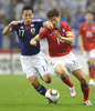 サッカー国際親善試合、日本対韓国。韓国の朴智星（Park Ji-sung、パク・チソン）とボールを競る長谷部誠（Makoto Hasebe、2010年5月24日撮影）。(c)AFP/Kazuhiro NOGI