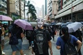 香港でガイ・フォークスの仮面を着用して抗議を行う人（2019年10月1日撮影）。(c)Yan ZHAO / AFP