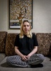 ロシア・モスクワの自宅アパートで写真撮影に応じる学生のワシリナ・コトワさん（2022年11月2日撮影）。(c)Yuri KADOBNOV / AFP