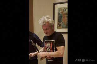 ショーン・ペンさん、ロシアに攻撃された列車の車両から作られた「オスカー像」受け取る