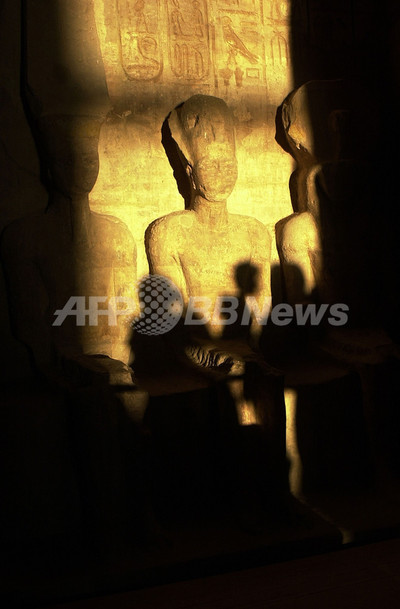 光が差すのは年に2回だけ、古代エジプト神殿のラムセス2世彫像