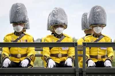 【今日の1枚】制帽を雨から守る衛兵 タイ