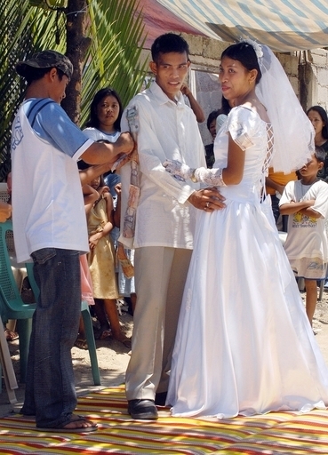 フィリピンの略奪愛、「元」花嫁が逃げたフィアンセを訴える