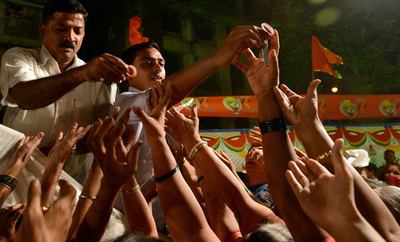 インド極右政党が女性に護身用ナイフを配布