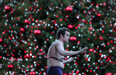 く、くるしい…胴体にテニスラケットが!?　ロンドン