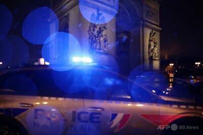パリ凱旋門で式典中に男が刃物で襲撃 警官が射殺