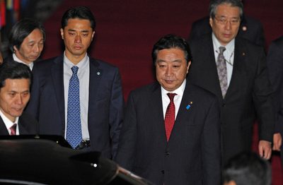 野田首相が訪韓、返還する古文書5巻を持参