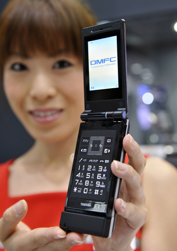 東芝が携帯機器用燃料電池を展示　シーテックジャパン