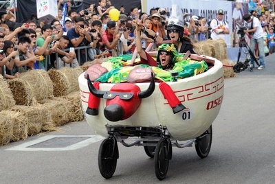 どんぶりや炊飯器も走る！台北でソープボックス・レース開催