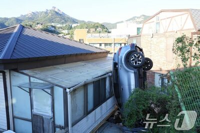 韓国・地面に突き刺さった乗用車…駐車場から真っ逆さまに転落、運転ミス