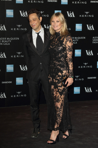 発端はサンドイッチ？ケイト・モスが機内で「迷惑行為」に乗客が証言