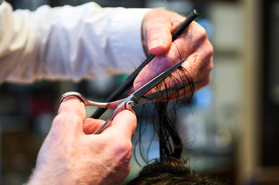 カット失敗で「重度のノイローゼ」 美容院に3000万円賠償命令 インド