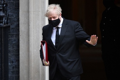 英首相、「何千もの遺体が積み重なる」方がまし発言を否定