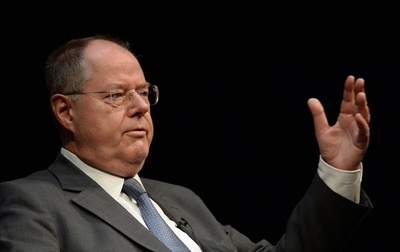 ドイツ首相候補の「中指立て」写真に非難殺到、質問に「本音で答えた」と弁解