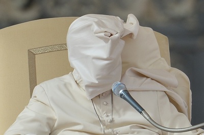 フランシスコ法王に風がいたずら、バチカン市国