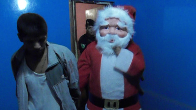 煙突は使わないペルーのサンタ警察官