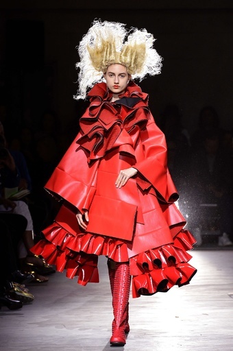 「バラと血」をキーワードに、「コム デ ギャルソン」15年春夏