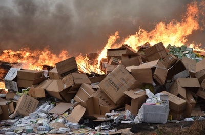 偽造薬50トンを焼却処分、パッケージには漢字 コートジボワール