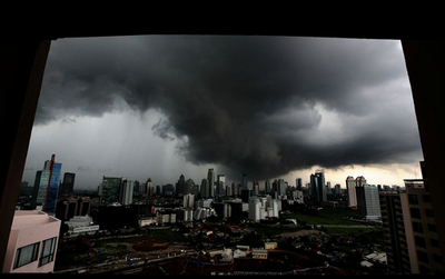 雨期のジャカルタで、空一面に張り出した黒い雨雲