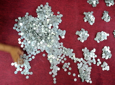 元妻へ扶養料120万円分を完済… ただし全部小銭 インドネシア