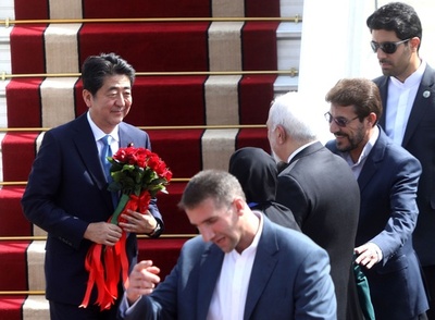 安倍首相がイラン到着、国営テレビ報道