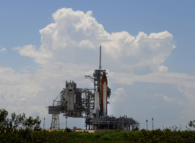 スペースシャトル打ち上げ延期、発射台近くに落雷