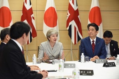 訪日中のメイ英首相、官邸での国家安全保障会議に参加