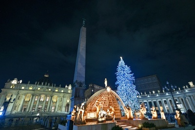 バチカンのクリスマスツリー点灯
