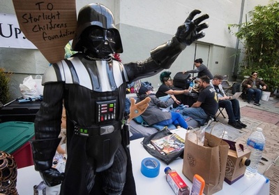 SW完結編、待ち遠しい！米ハリウッド映画館で1週間前からファンら野宿