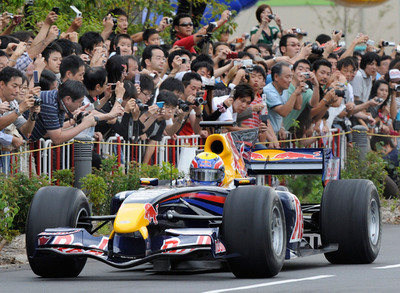 レッドブルがショッピングモールでデモ走行
