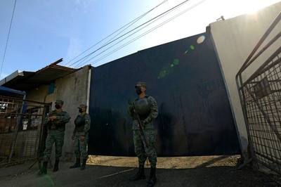 エクアドル刑務所内のギャング抗争、死者100人超に