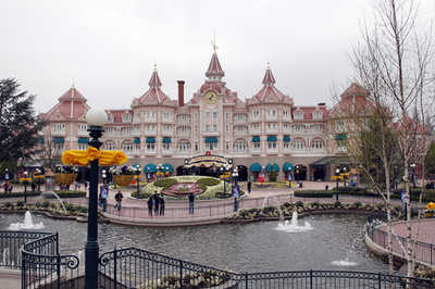 仏ディズニーランドで男児重体、「カリブの海賊」で水中に転落