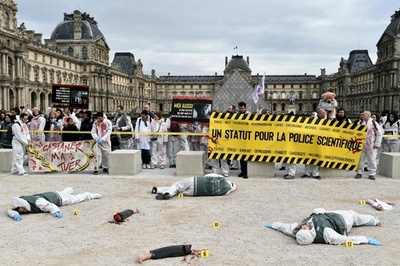科学捜査官らが抗議デモ、犯罪現場再現し待遇改善要求 パリ