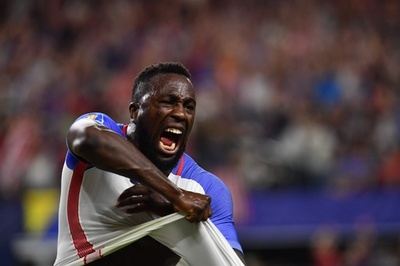 「かみつき」事件再び、エルサルバドル代表2選手に出場停止処分