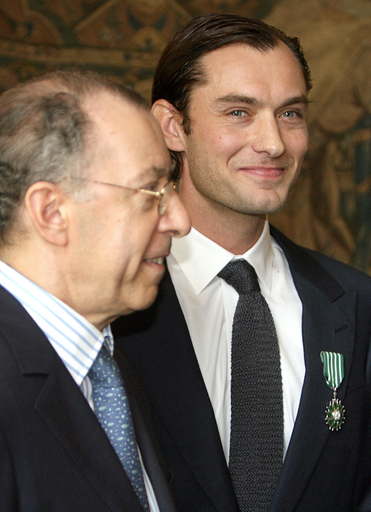 ジュード・ロウがフランスの芸術文化勲章を受章 - 英国