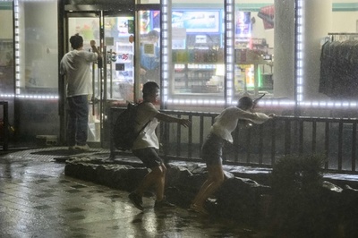 台風9号 韓国 釜山を直撃 死者1人 北朝鮮にも豪雨 写真17枚 国際ニュース Afpbb News