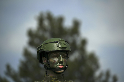 【今日の1枚】女性隊員、式典での正装 コソボ