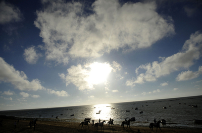 波打ち際を疾走！スペインの砂浜競馬