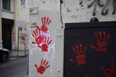 ホロコースト記念館に赤い手形の落書き 仏パリ