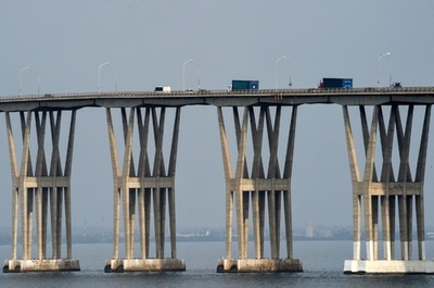 イタリア崩落橋の「双子橋」に懸念、南米ベネズエラ 20年以上メンテなし