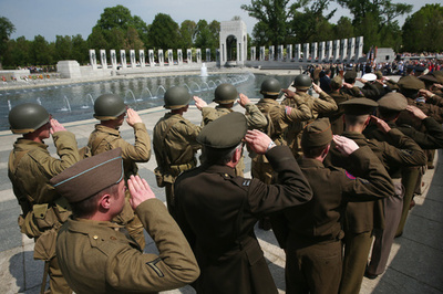 戦時中に欧州でなくした財布、元米兵に戻る
