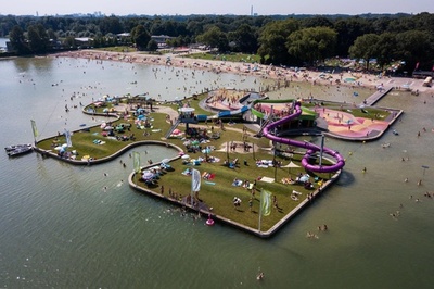 「巨大ジグソーパズル」で夏を満喫、オランダ