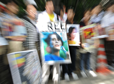 スー・チーさん審理開始、都内でも抗議行動