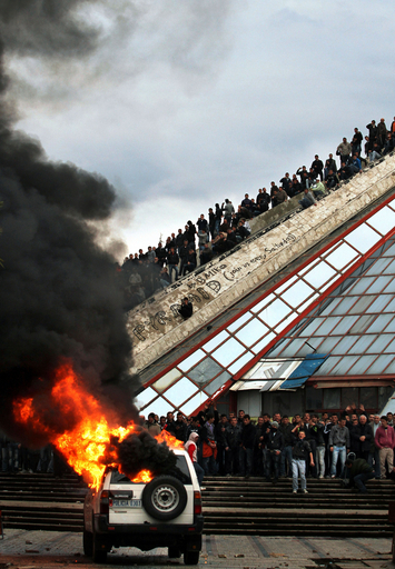 アルバニアで反政府デモ、治安部隊と衝突 3人死亡