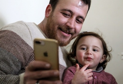 「爆発したら、笑おう」 内戦続くシリアで幼い娘に父が教えた悲しきゲーム