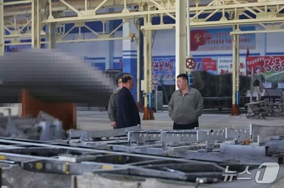 北朝鮮の金正恩総書記、3日間にわたり軍需工場視察…新型ドローンや多連装ロケット砲公開