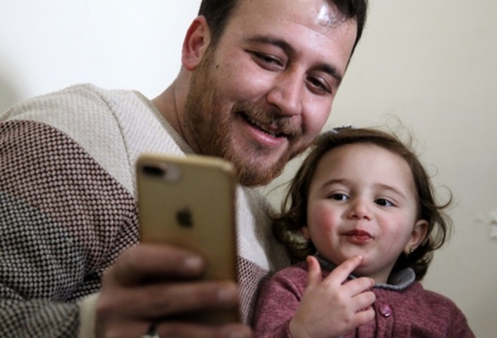 「爆発したら、笑おう」 内戦続くシリアで幼い娘に父が教えた悲しきゲーム