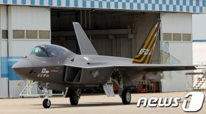韓国型戦闘機KF-21試製4号機が9日午後、慶尚南道泗川の韓国航空宇宙産業（KAI）本社格納庫から出て移動している(c)news1